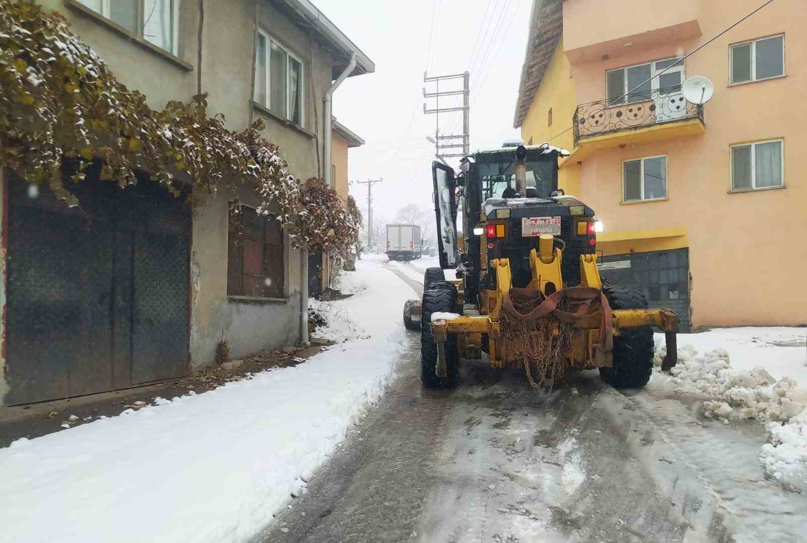 Bursa Büyükşehir, karla mücadele çalışmalarını sürdürüyor
