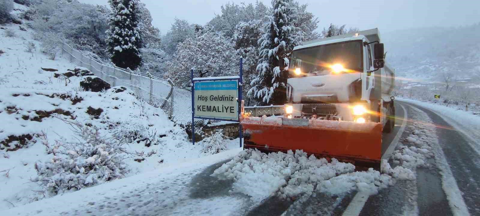 Bursa Büyükşehir, karla mücadele çalışmalarını sürdürüyor
