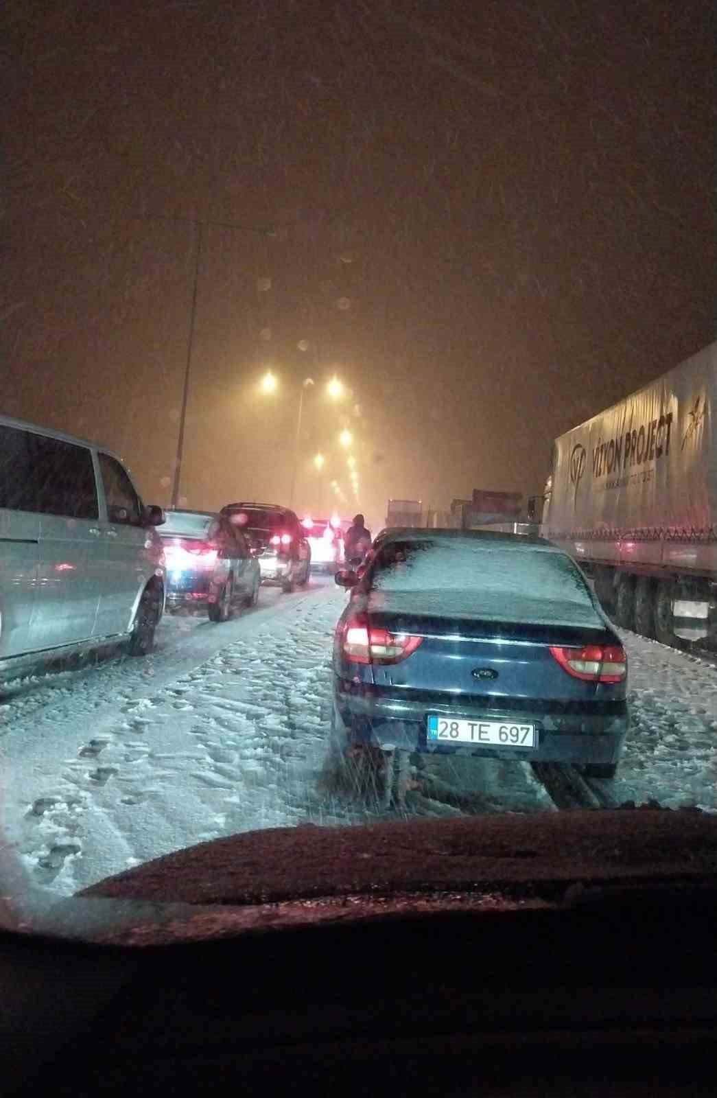 TEM Bolu mevkiinde kar yağışı nedeniyle trafik durdu
