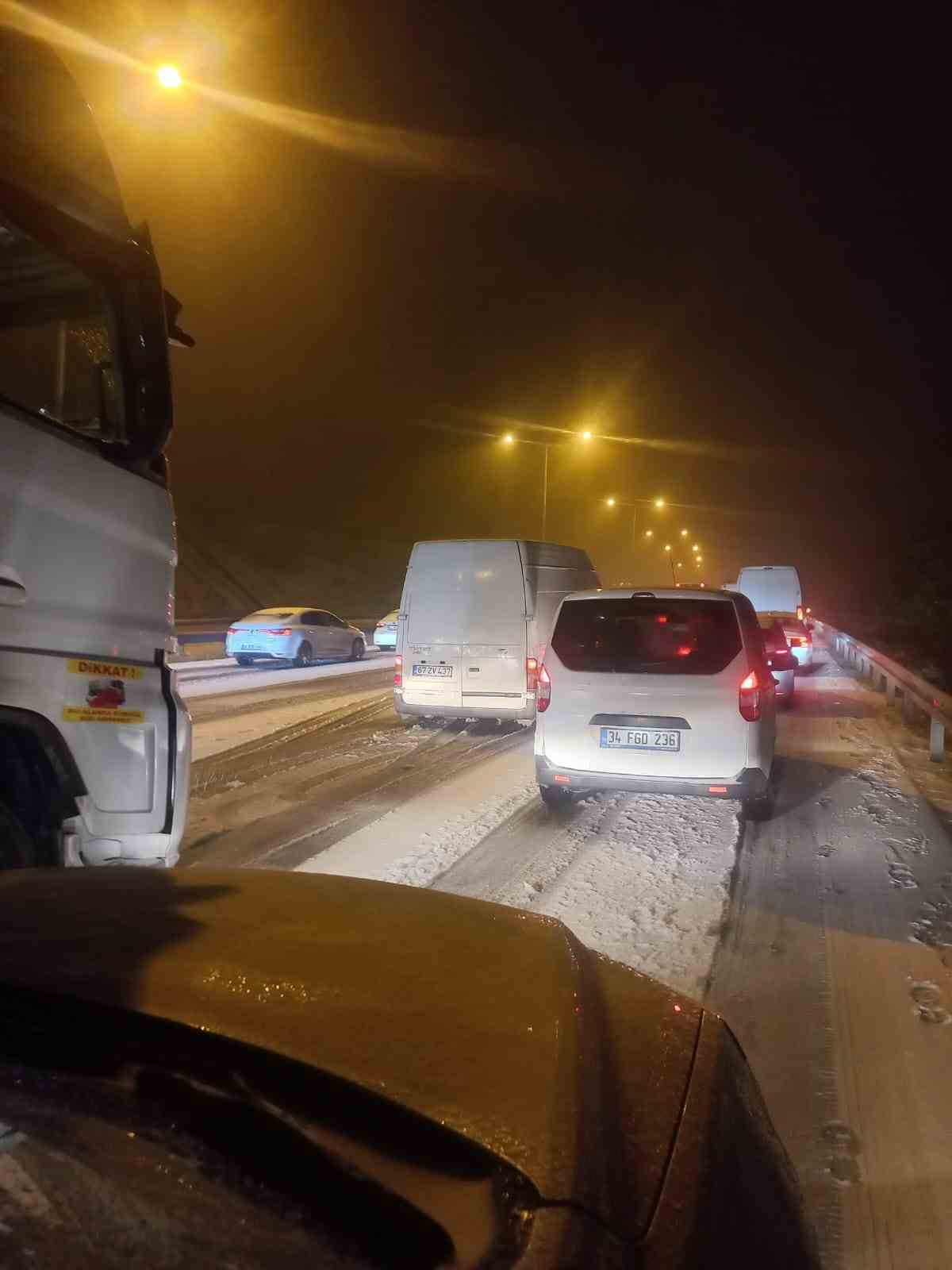 TEM Bolu mevkiinde kar yağışı nedeniyle trafik durdu
