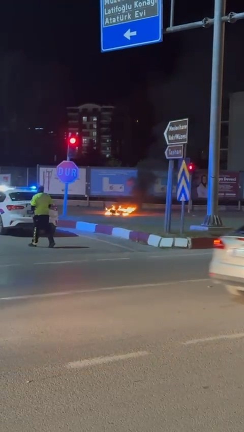 Polisin durdurduğu motosiklet sürücüsü, motosikletini ateşe verdi
