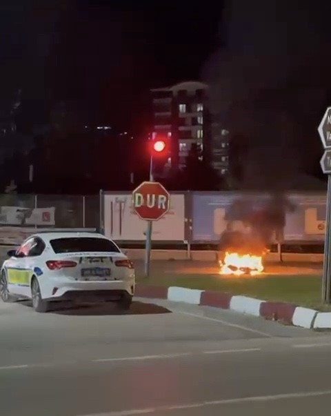 Polisin durdurduğu motosiklet sürücüsü, motosikletini ateşe verdi
