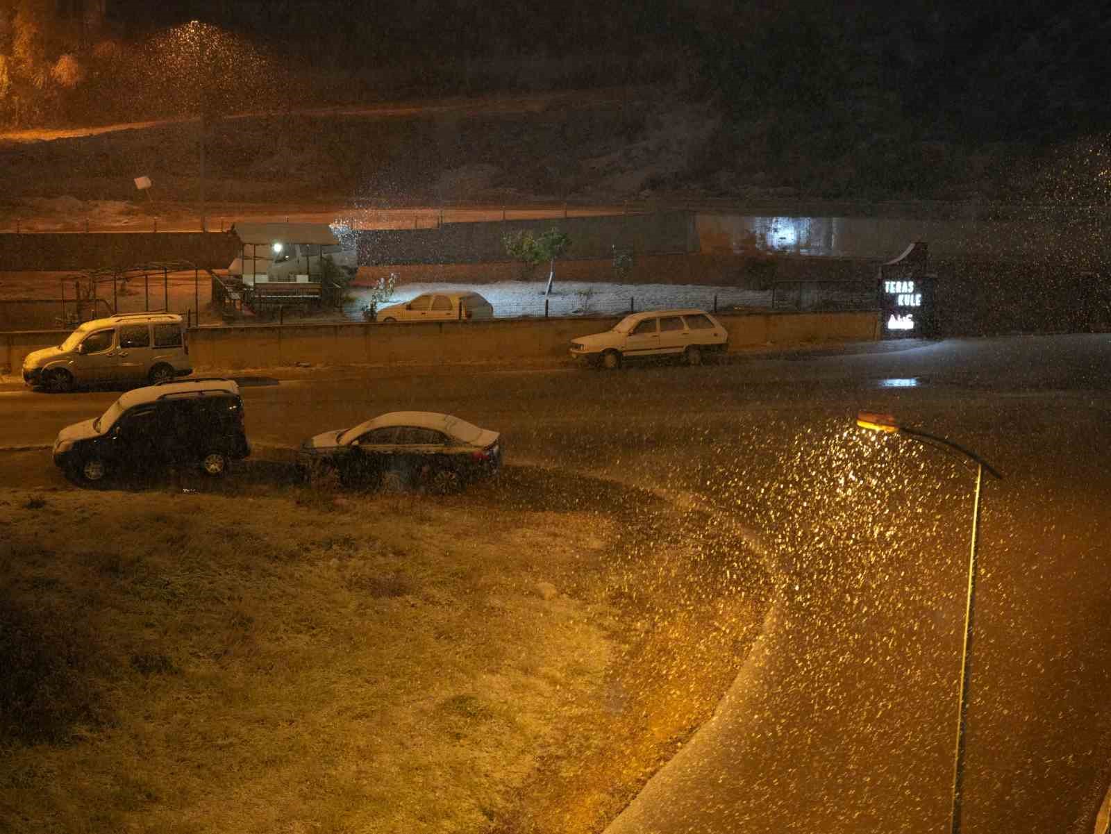 Kastamonu’da şehir merkezine mevsimin ilk karı düştü
