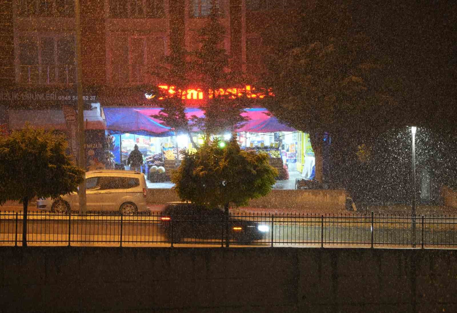 Kastamonu’da şehir merkezine mevsimin ilk karı düştü
