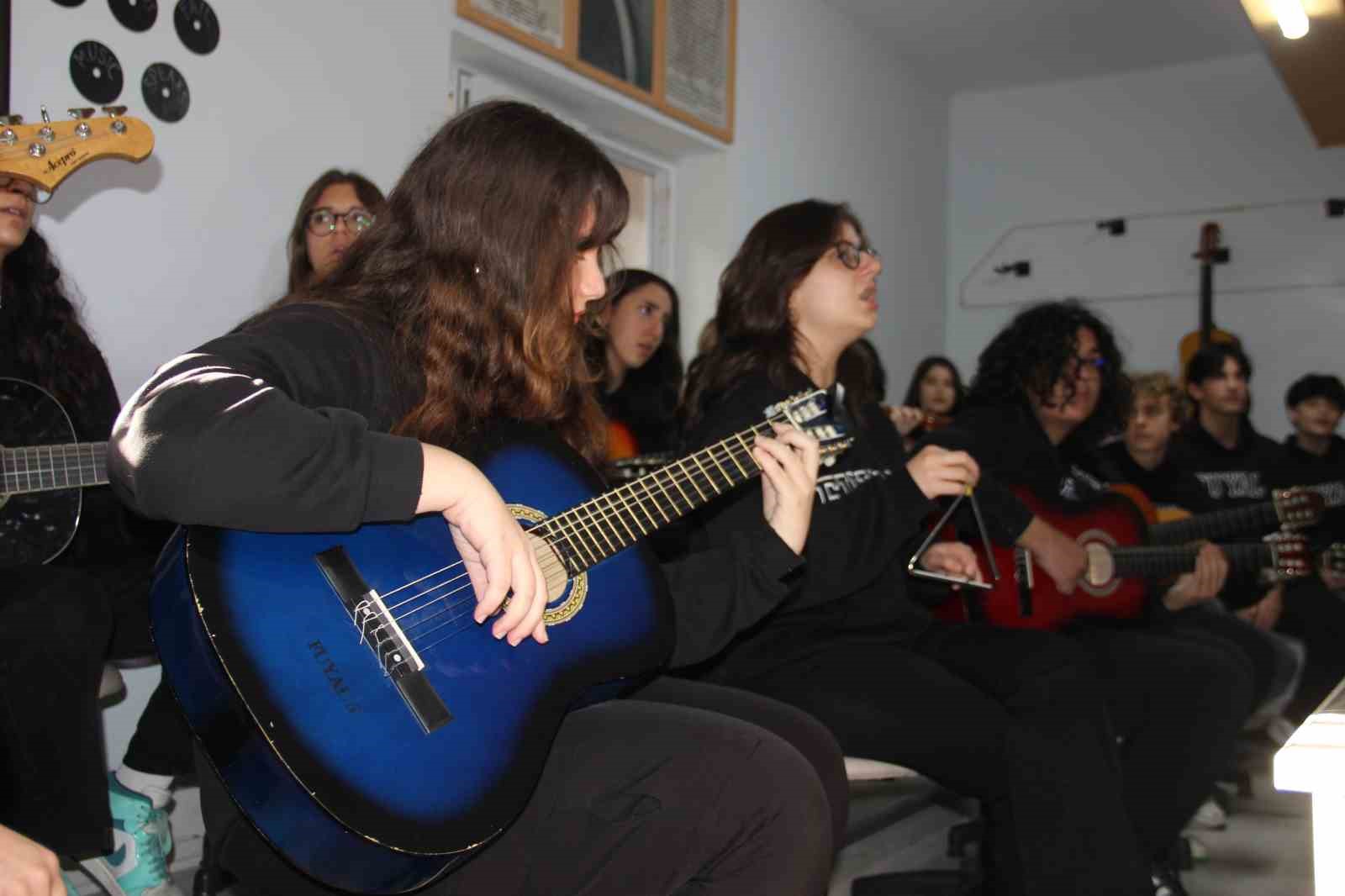 Sinan öğretmen, müzik sınıfıyla öğrencilerini ‘Türk müziğine’ kazandırıyor
