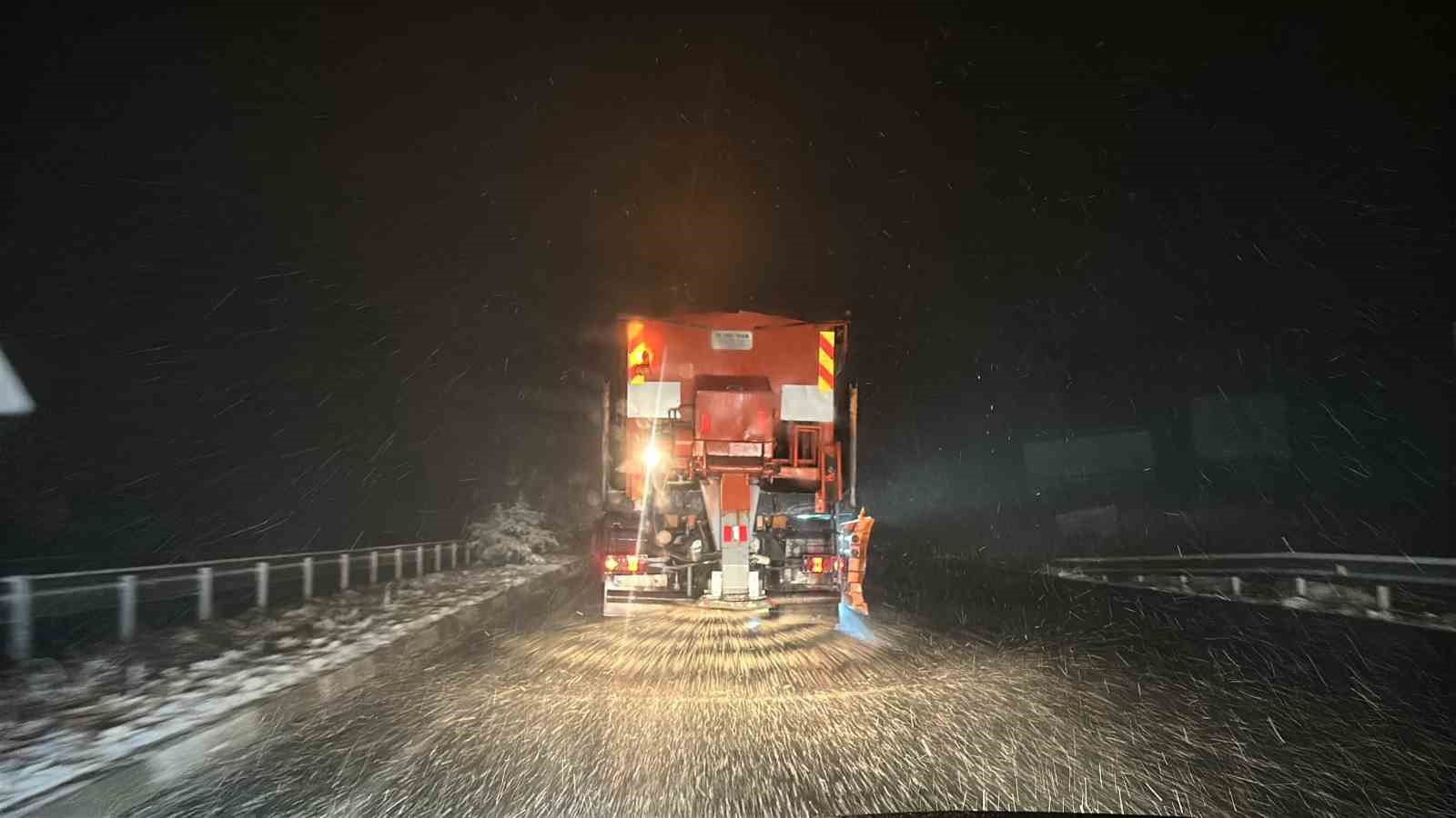 Uşak’ta mevsimin ilk karı yağdı
