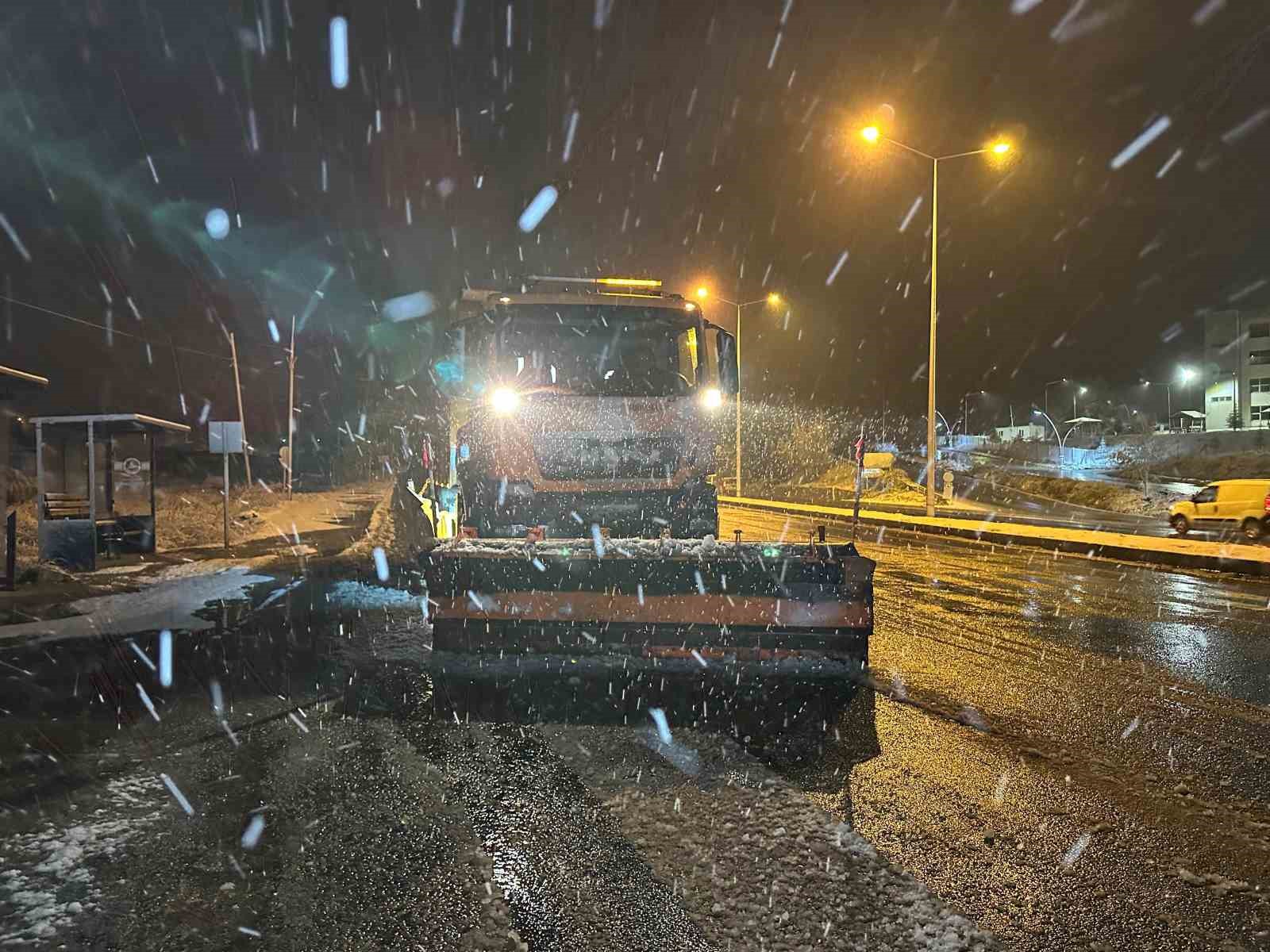 Uşak’ta mevsimin ilk karı yağdı
