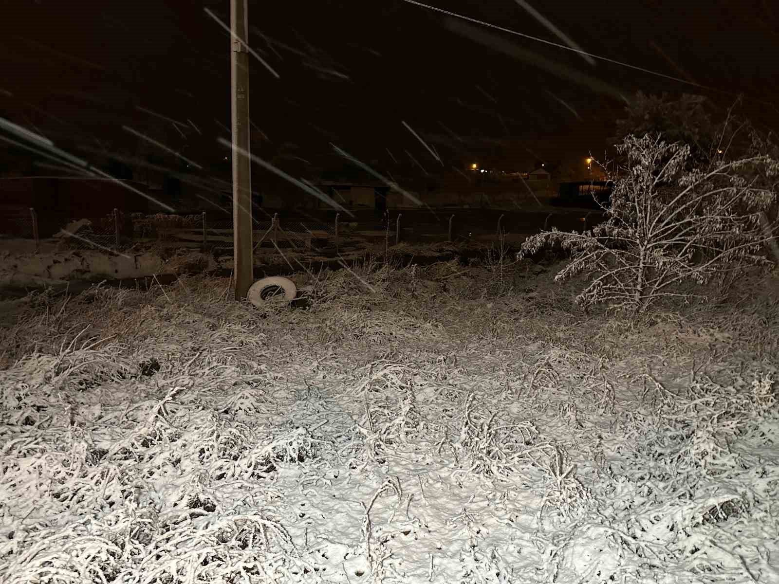 Uşak’ta mevsimin ilk karı yağdı
