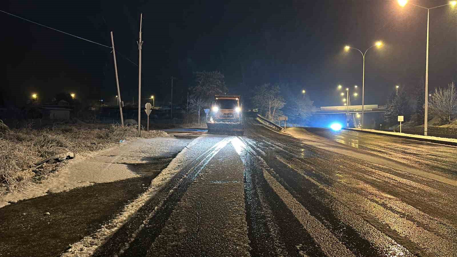 Uşak’ta mevsimin ilk karı yağdı
