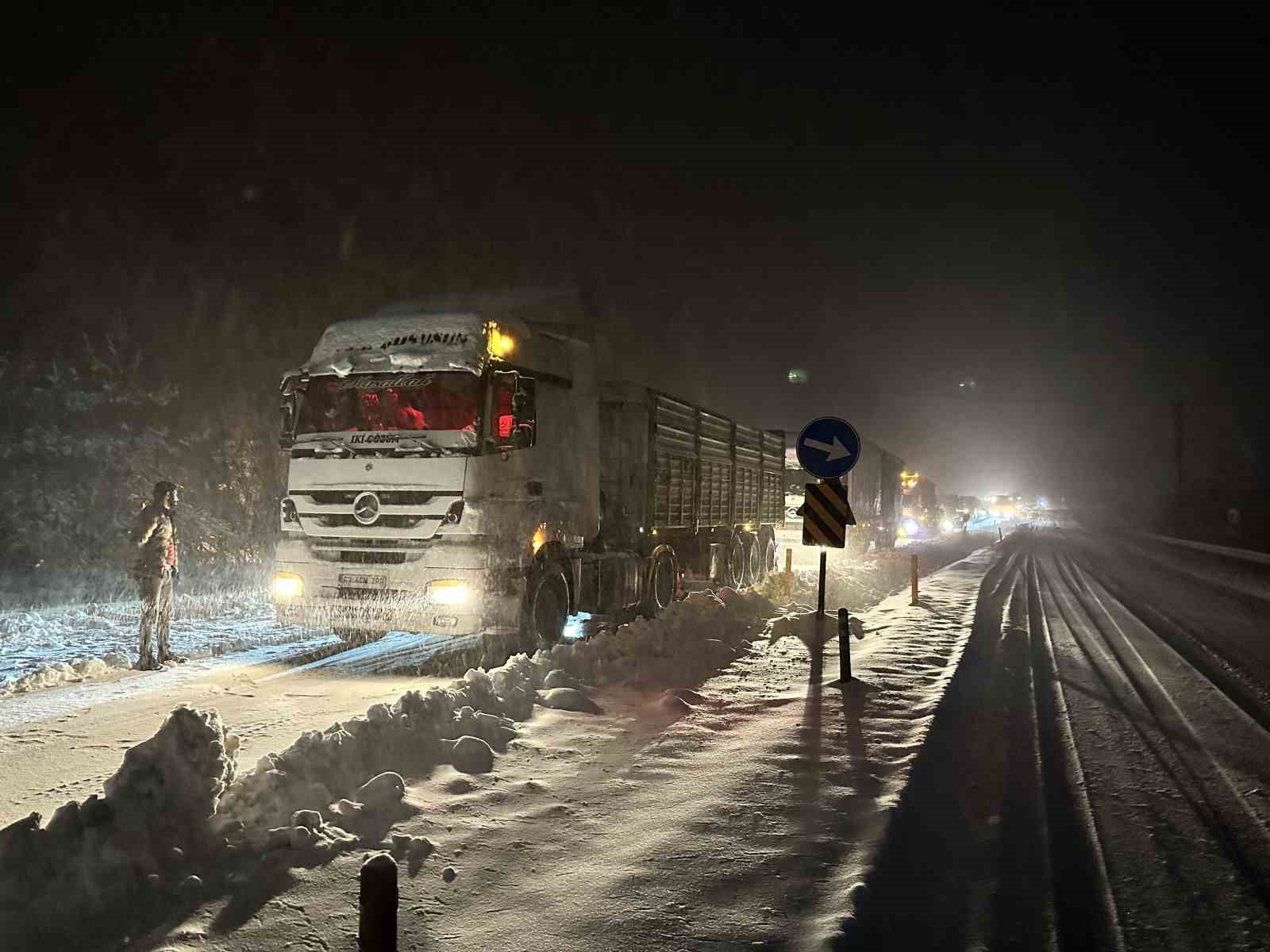 Kar yağışı Ilgaz Dağı’nda trafiği kilitledi, araçlar yolda mahsur kaldı
