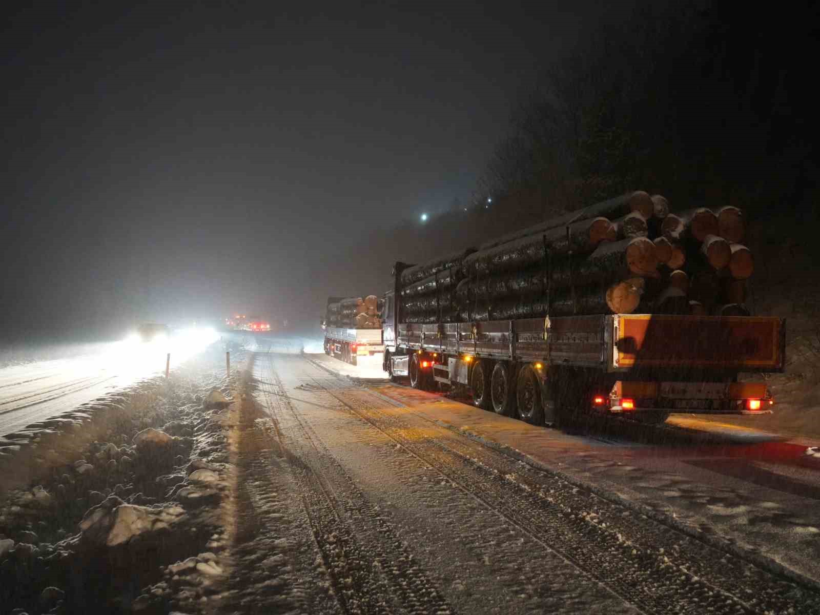 Kar yağışı Ilgaz Dağı’nda trafiği kilitledi, araçlar yolda mahsur kaldı
