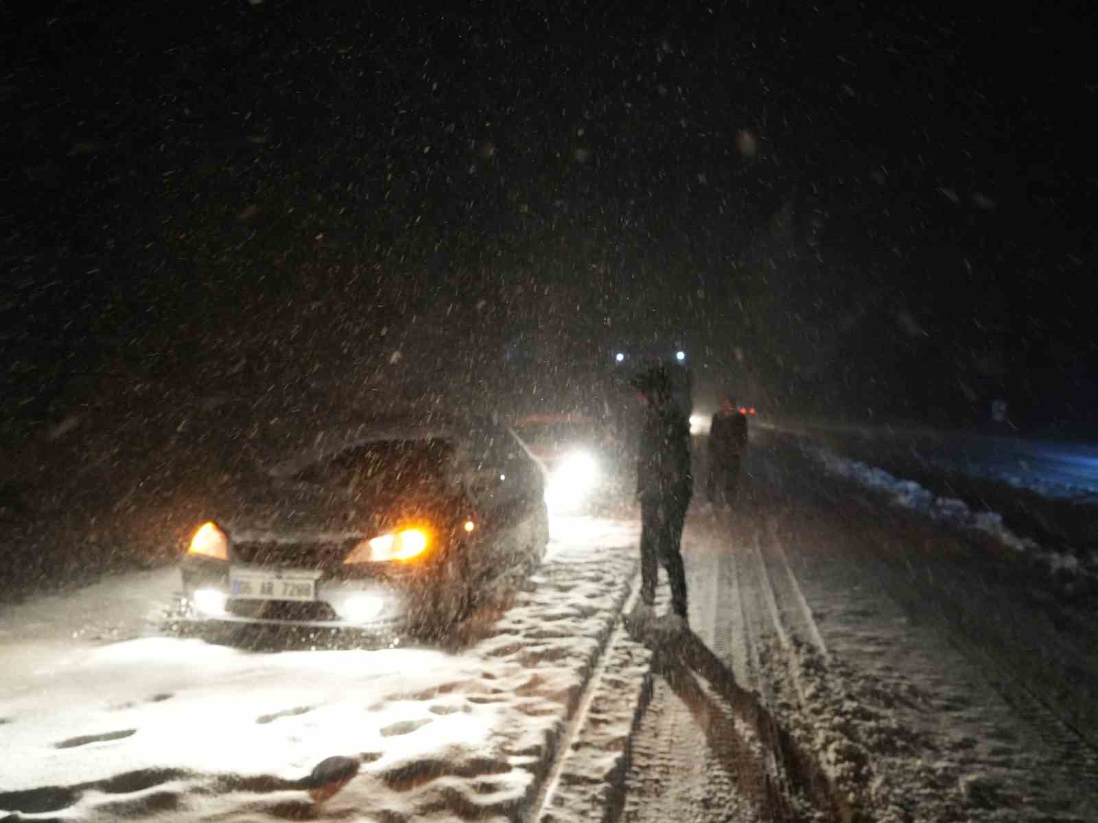 Kar yağışı Ilgaz Dağı’nda trafiği kilitledi, araçlar yolda mahsur kaldı
