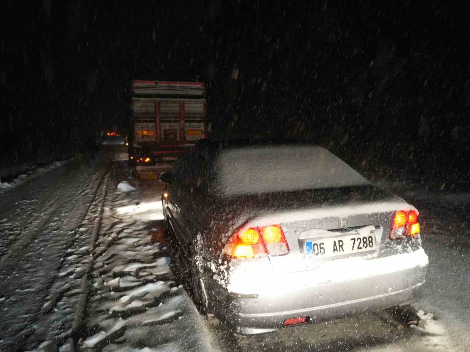 Kar yağışı Ilgaz Dağı’nda trafiği kilitledi, araçlar yolda mahsur kaldı
