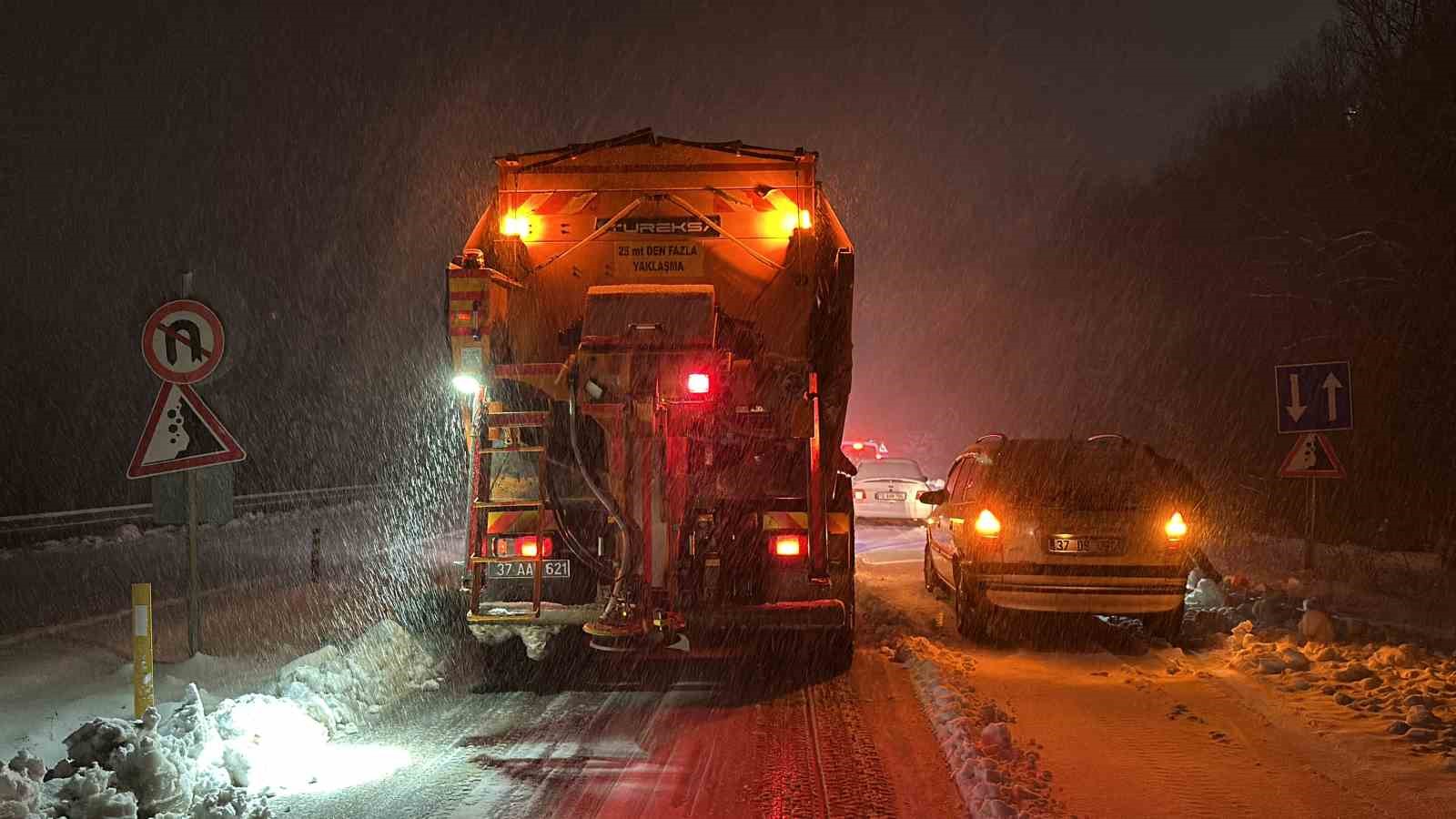 Kar yağışı Ilgaz Dağı’nda trafiği kilitledi, araçlar yolda mahsur kaldı
