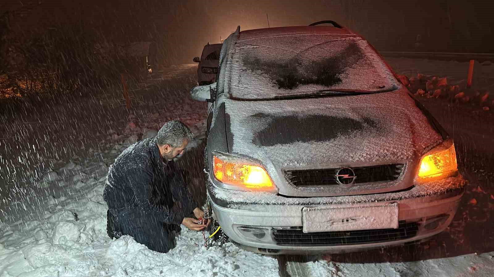 Kar yağışı Ilgaz Dağı’nda trafiği kilitledi, araçlar yolda mahsur kaldı
