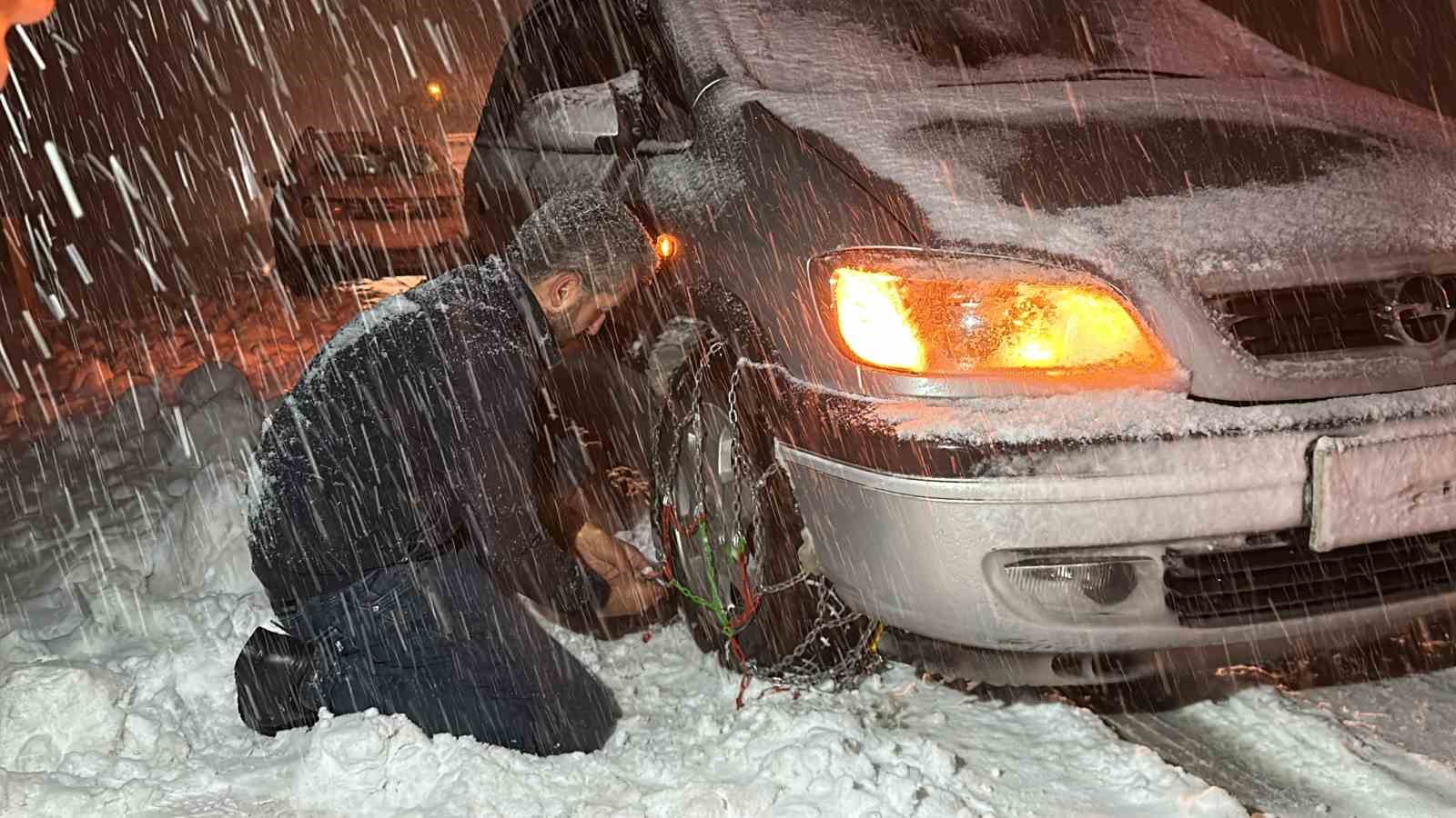 Kar yağışı Ilgaz Dağı’nda trafiği kilitledi, araçlar yolda mahsur kaldı
