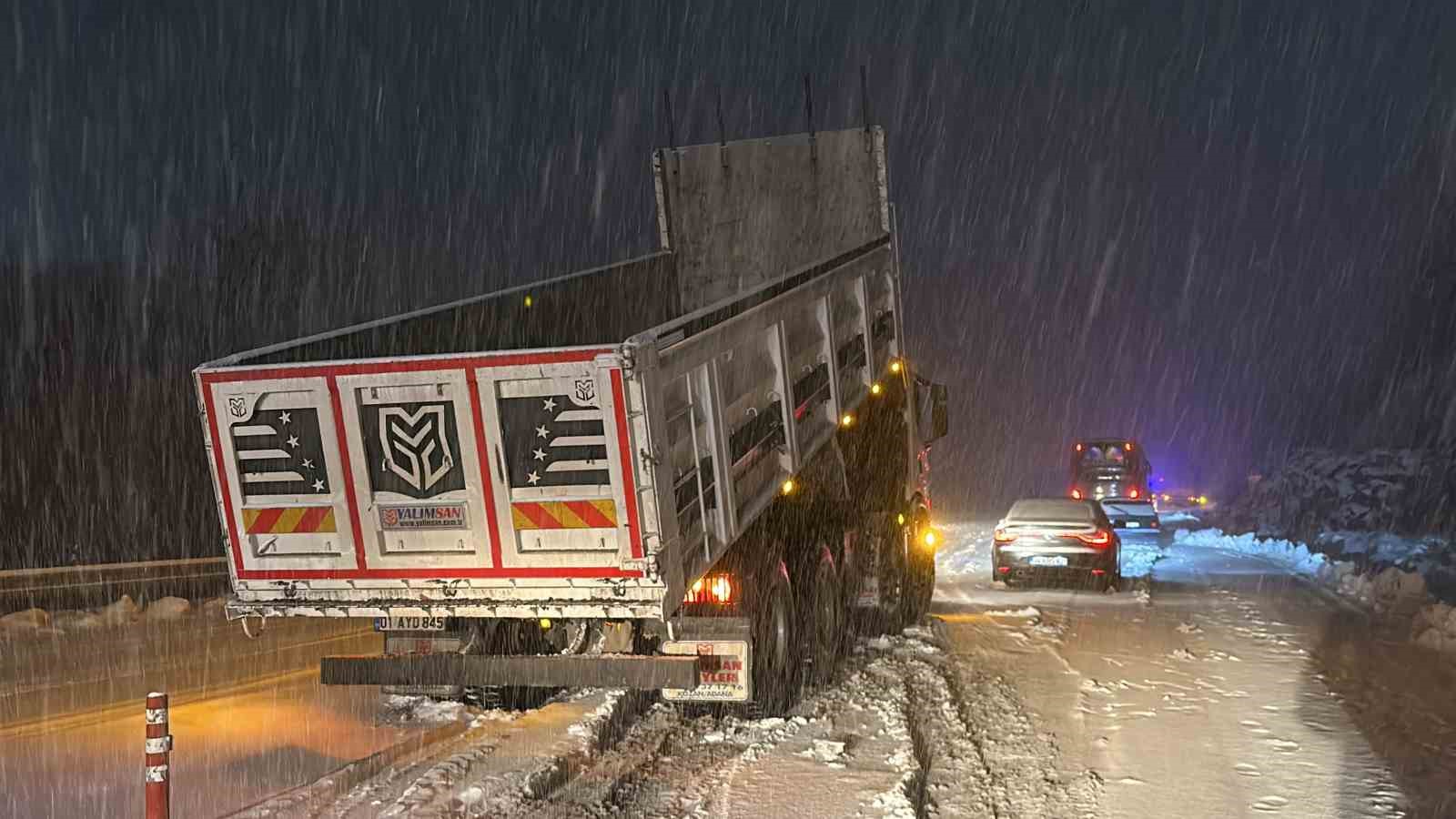 Kar yağışı Ilgaz Dağı’nda trafiği kilitledi, araçlar yolda mahsur kaldı
