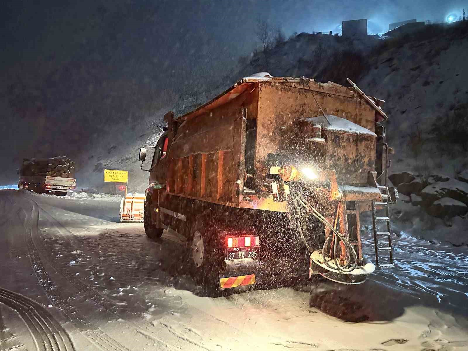 Kar yağışı Ilgaz Dağı’nda trafiği kilitledi, araçlar yolda mahsur kaldı
