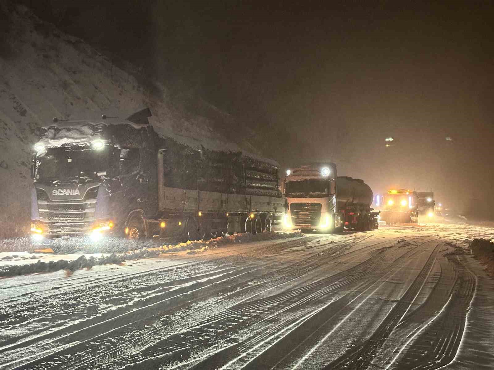 Kar yağışı Ilgaz Dağı’nda trafiği kilitledi, araçlar yolda mahsur kaldı
