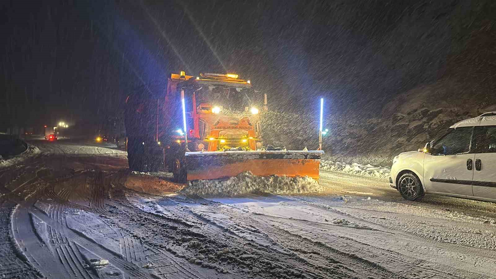 Kar yağışı Ilgaz Dağı’nda trafiği kilitledi, araçlar yolda mahsur kaldı
