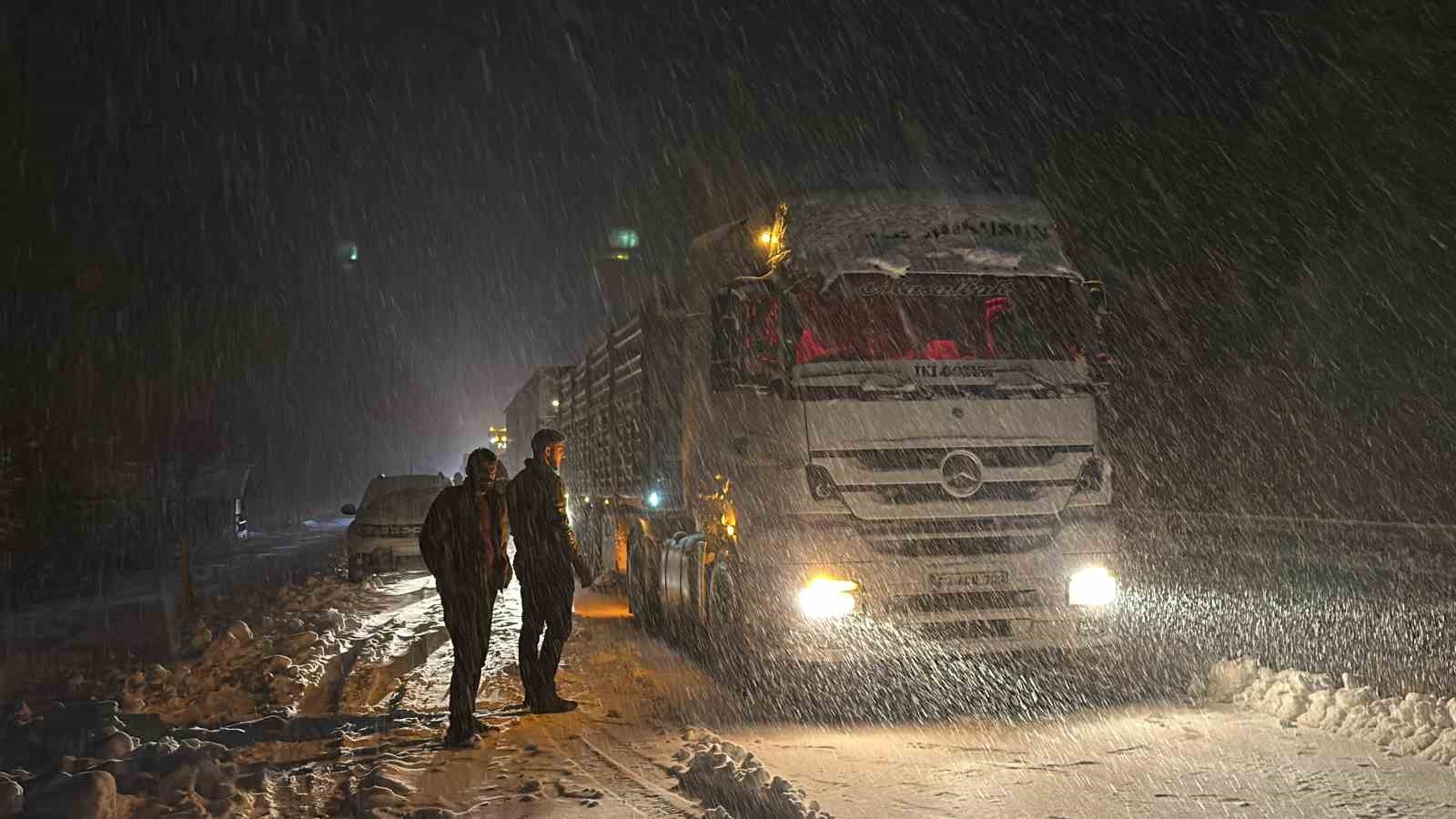 Kar yağışı Ilgaz Dağı’nda trafiği kilitledi, araçlar yolda mahsur kaldı
