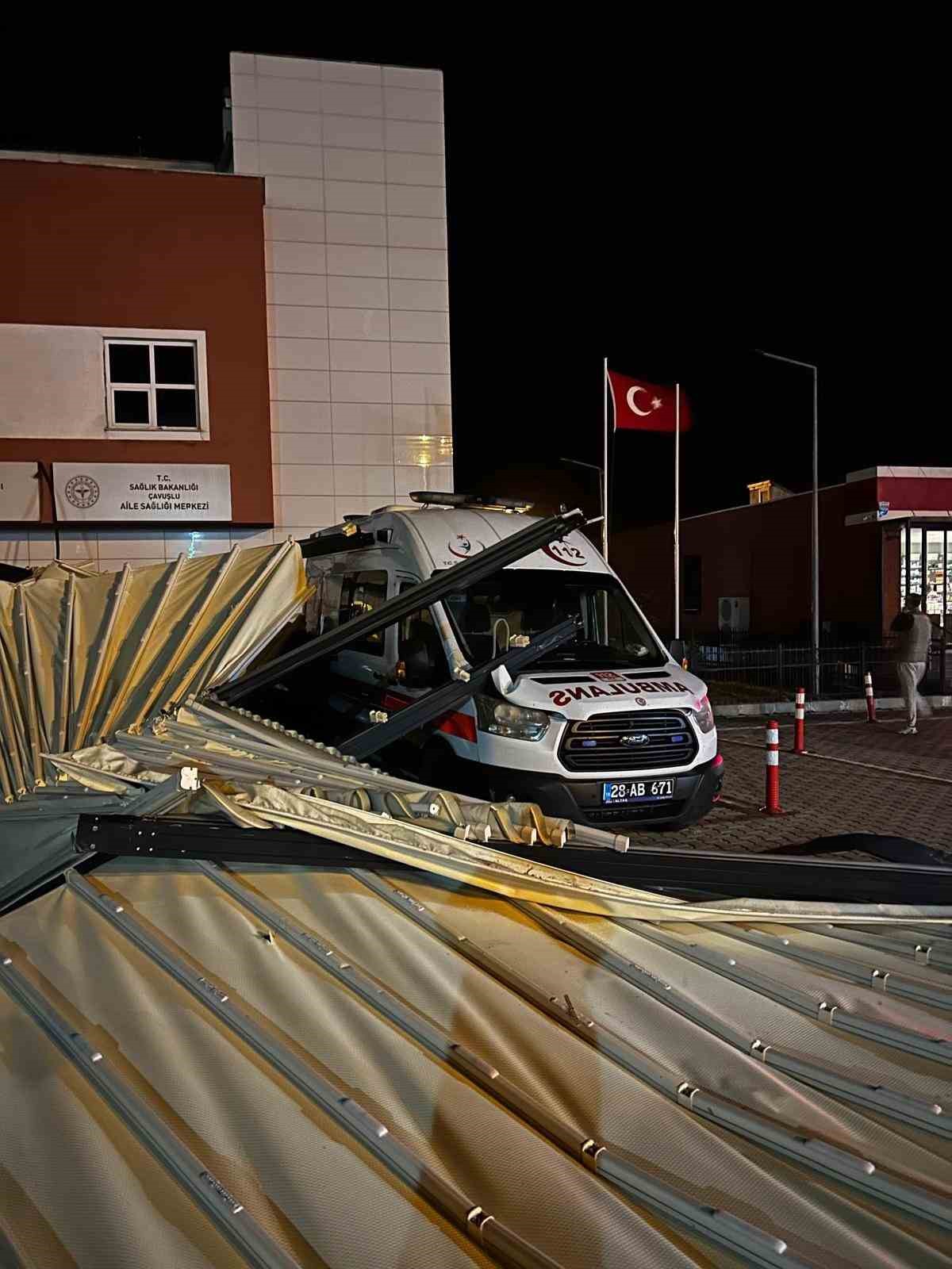 Fırtınada uçan çatı araçların üzerine düştü... O anlar kamerada
