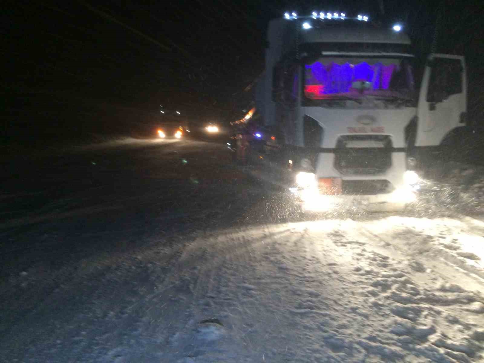 Antalya-Konya Karayolu’nda mevsimin ilk kar yağışı başladı
