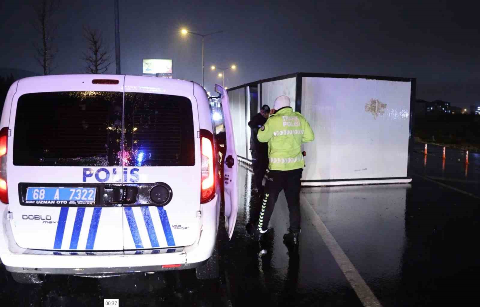 Aksaray’da fırtına konteynerleri karayoluna uçurdu
