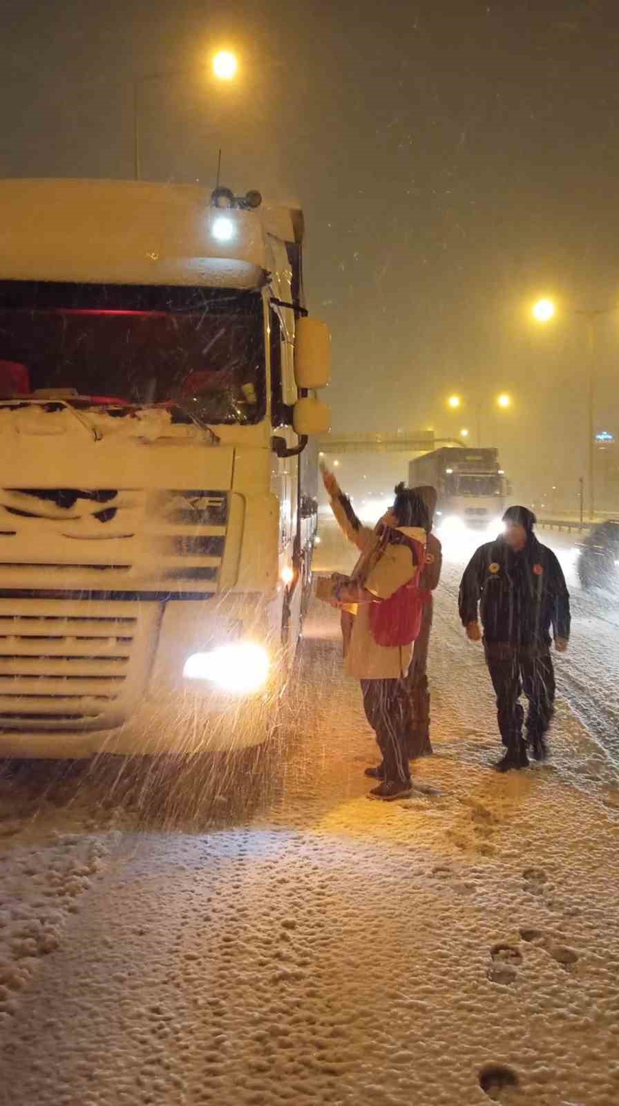 Kış lastiği olmayanlar yolda kaldı, ekipler sürücülerin yardımına yetişti
