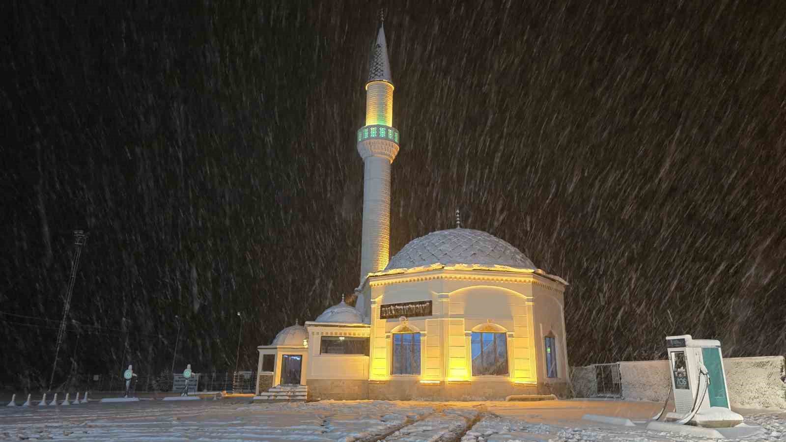 Karadeniz’i İstanbul’a bağlayan Kemikli rampaları kar yağışı altında
