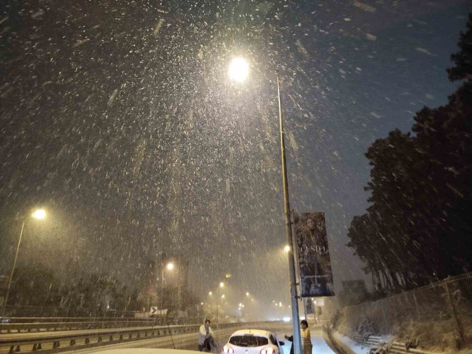 İstanbul’un yüksek kesimlerinde kar yağışı etkili oldu
