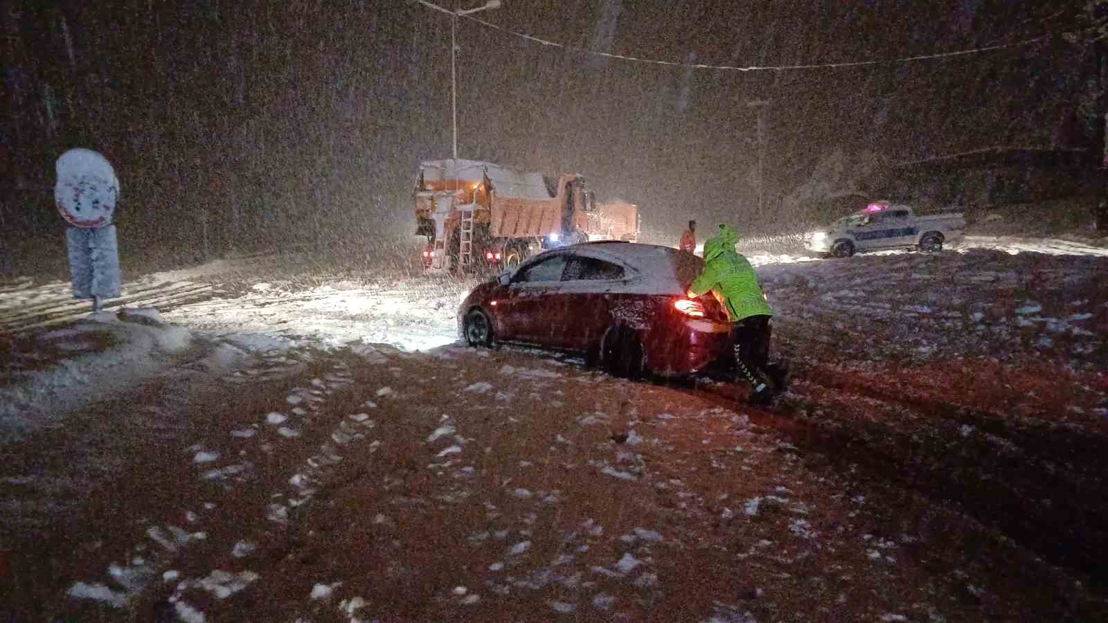 Bolu Dağı’nda trafiğe kar engeli: Yolda kalan araçlar için ekipler seferber oldu
