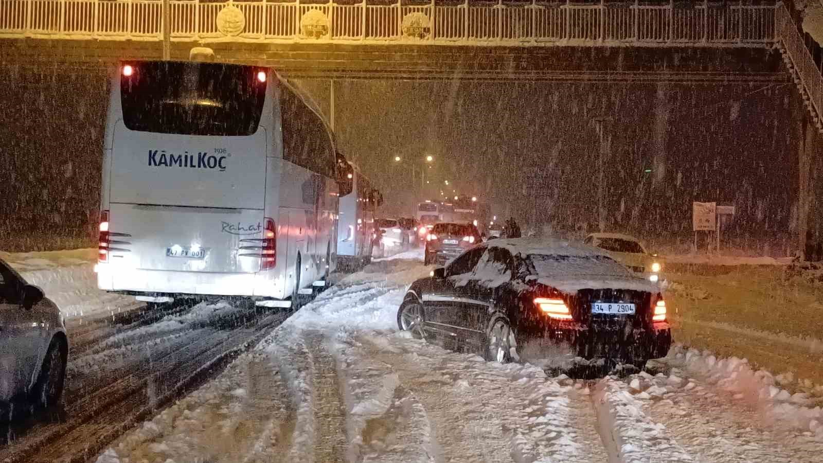 Bolu Dağı’nda trafiğe kar engeli: Yolda kalan araçlar için ekipler seferber oldu
