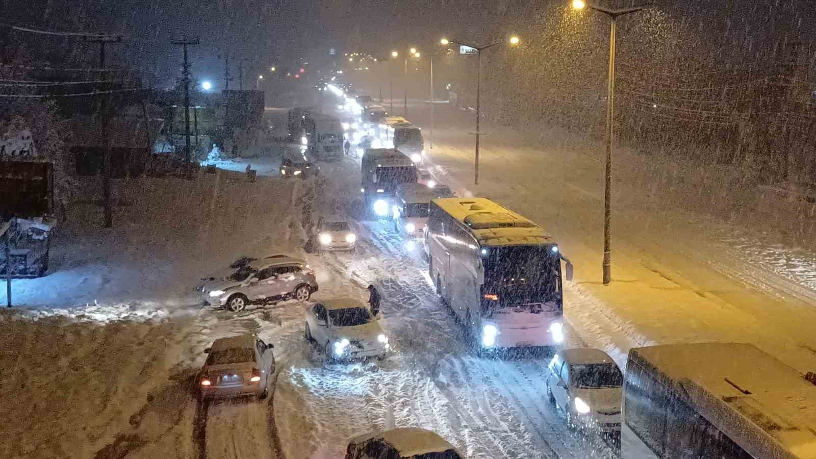 Bolu Dağı’nda trafiğe kar engeli: Yolda kalan araçlar için ekipler seferber oldu
