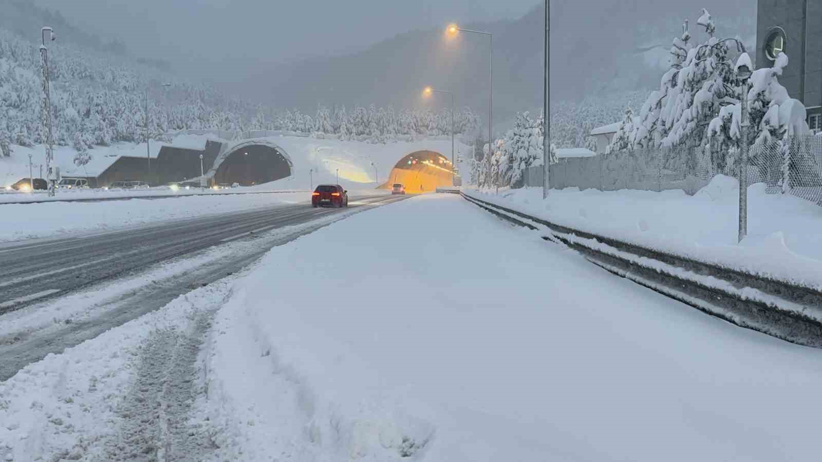 Bolu Dağı Tüneli ulaşıma açıldı: Kar yağışı devam ediyor
