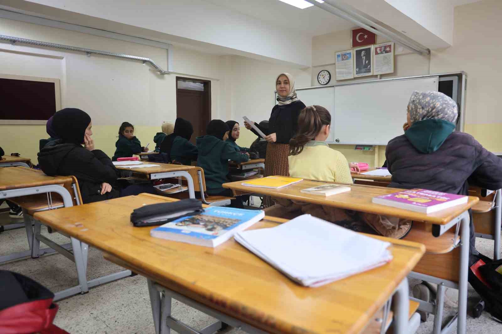 Depremde ailesini kaybeden Zeynep öğretmen, protez bacağıyla döndüğü sınıfında öğrencileriyle hayata tutundu
