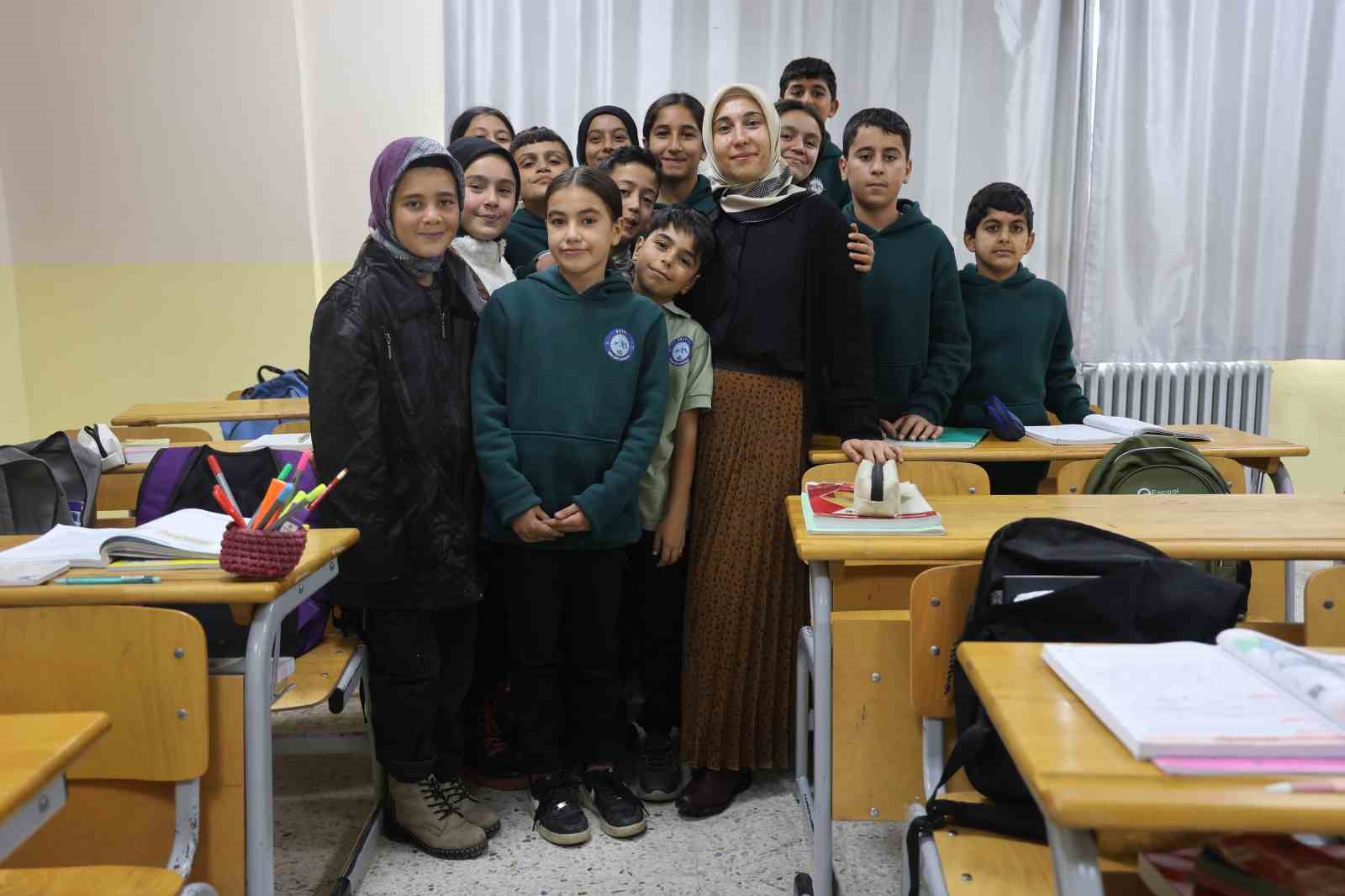 Depremde ailesini kaybeden Zeynep öğretmen, protez bacağıyla döndüğü sınıfında öğrencileriyle hayata tutundu
