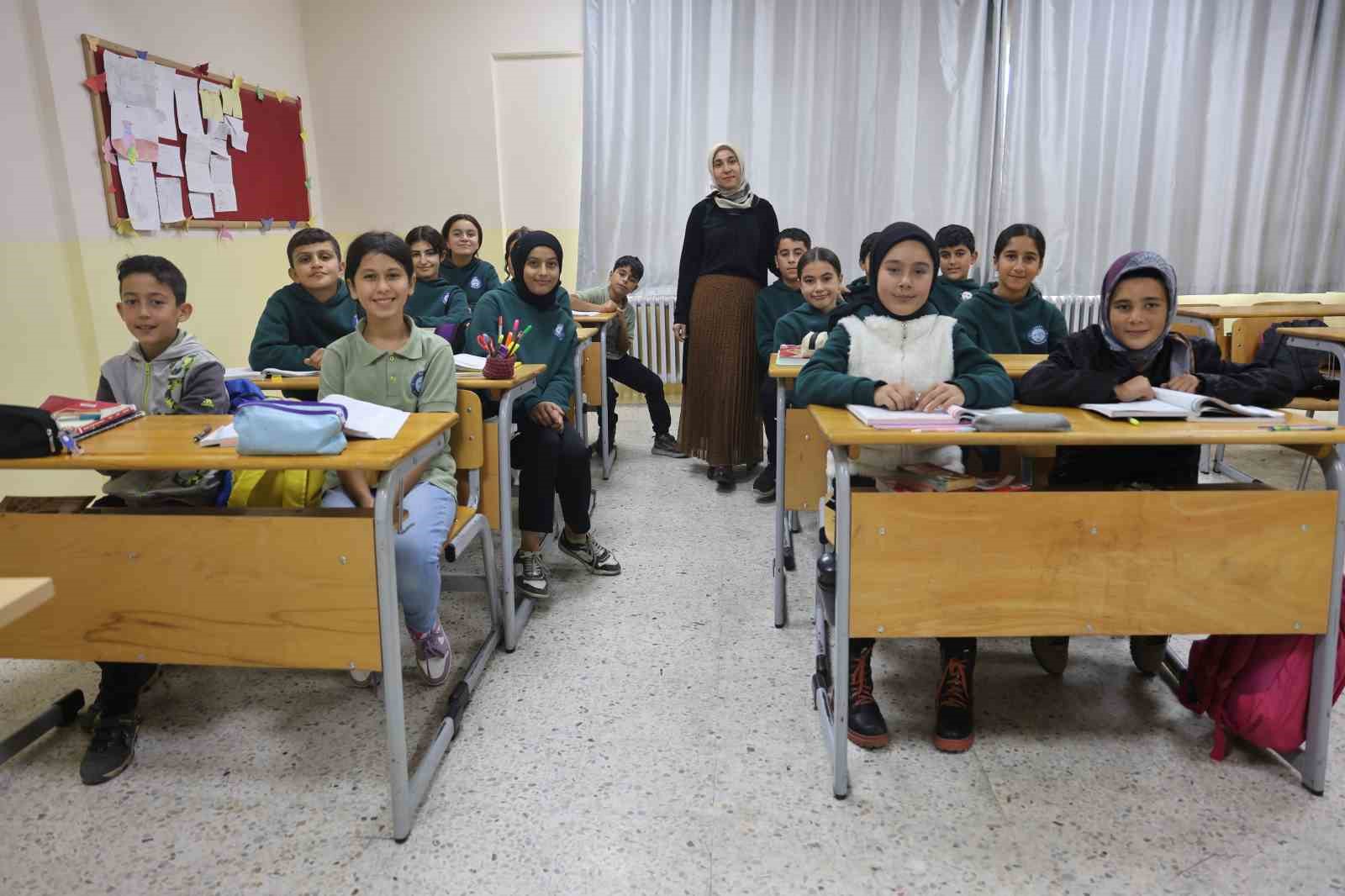 Depremde ailesini kaybeden Zeynep öğretmen, protez bacağıyla döndüğü sınıfında öğrencileriyle hayata tutundu
