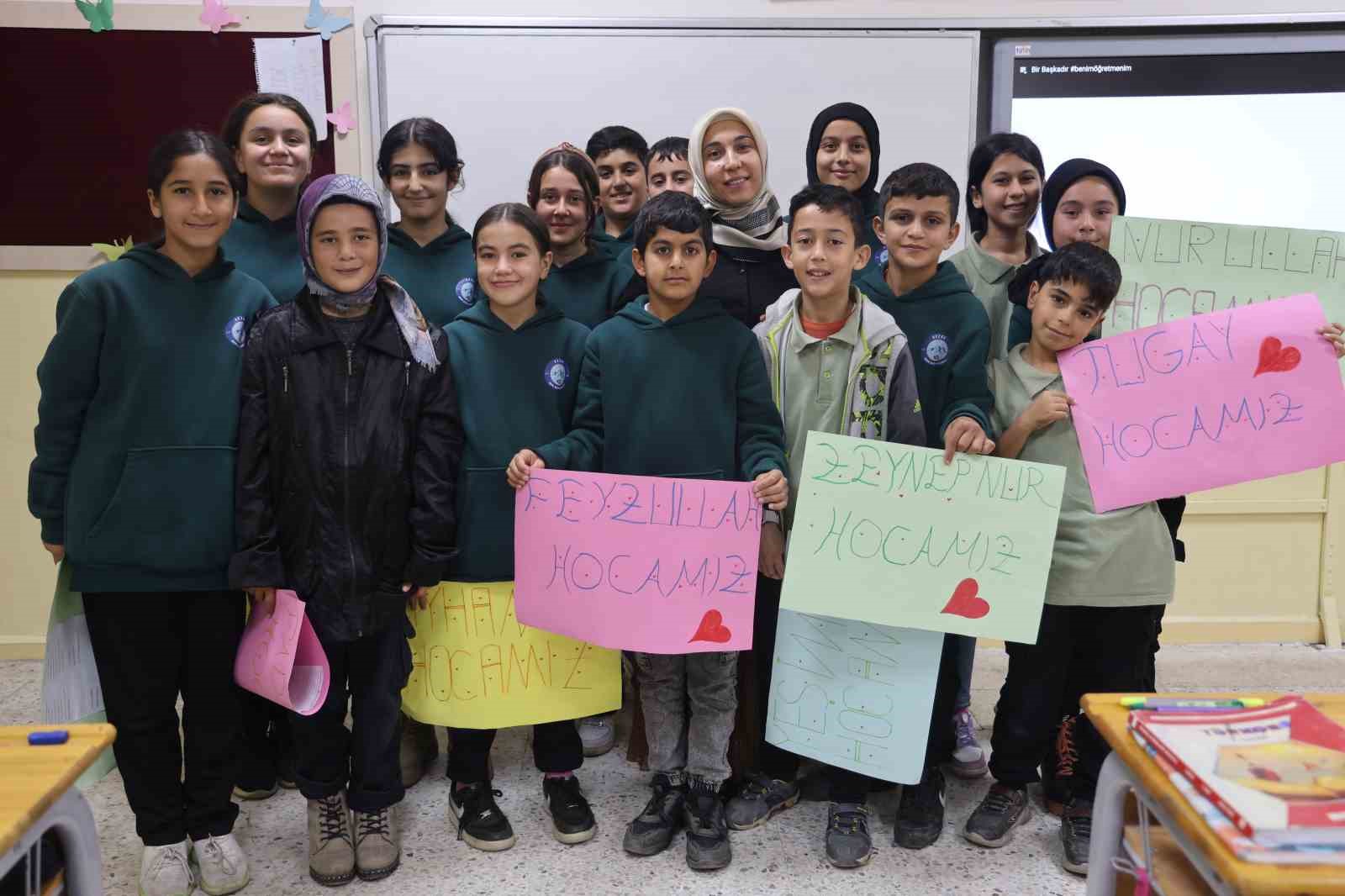 Depremde ailesini kaybeden Zeynep öğretmen, protez bacağıyla döndüğü sınıfında öğrencileriyle hayata tutundu
