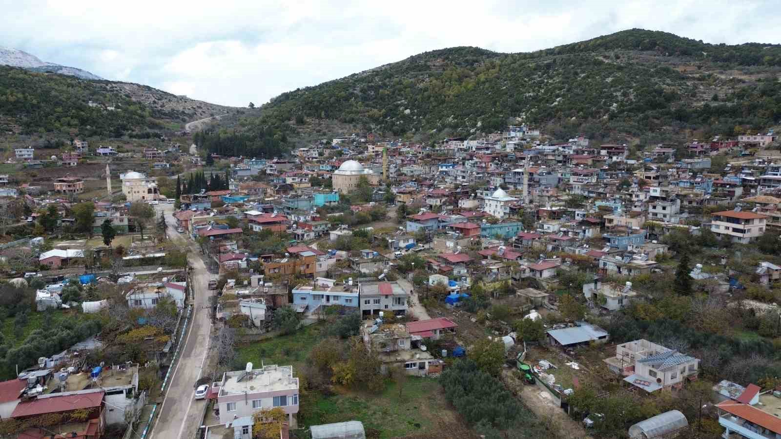 Depremde ailesini kaybeden Zeynep öğretmen, protez bacağıyla döndüğü sınıfında öğrencileriyle hayata tutundu
