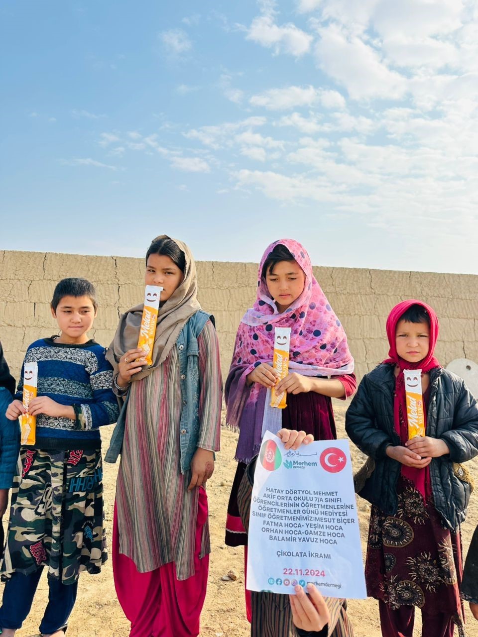 Hediye kabul etmeyen öğretmenlerin adına Afrika’daki çocuklara çikolata dağıttılar
