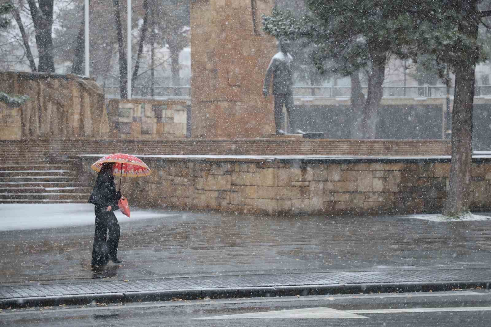 Sivas’ta özlenen kar kent merkezine düştü, sürücüler hazırlıksız yakalandı
