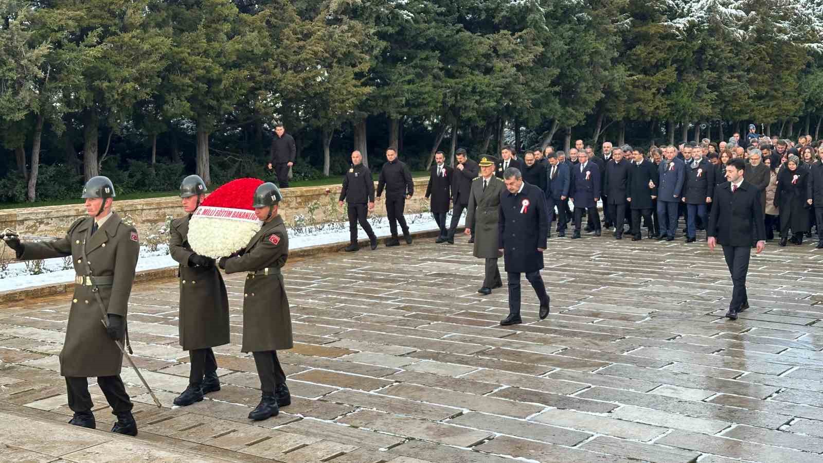 Bakan Tekin, 81 ilden gelen öğretmenlerle Anıtkabir’i ziyaret etti
