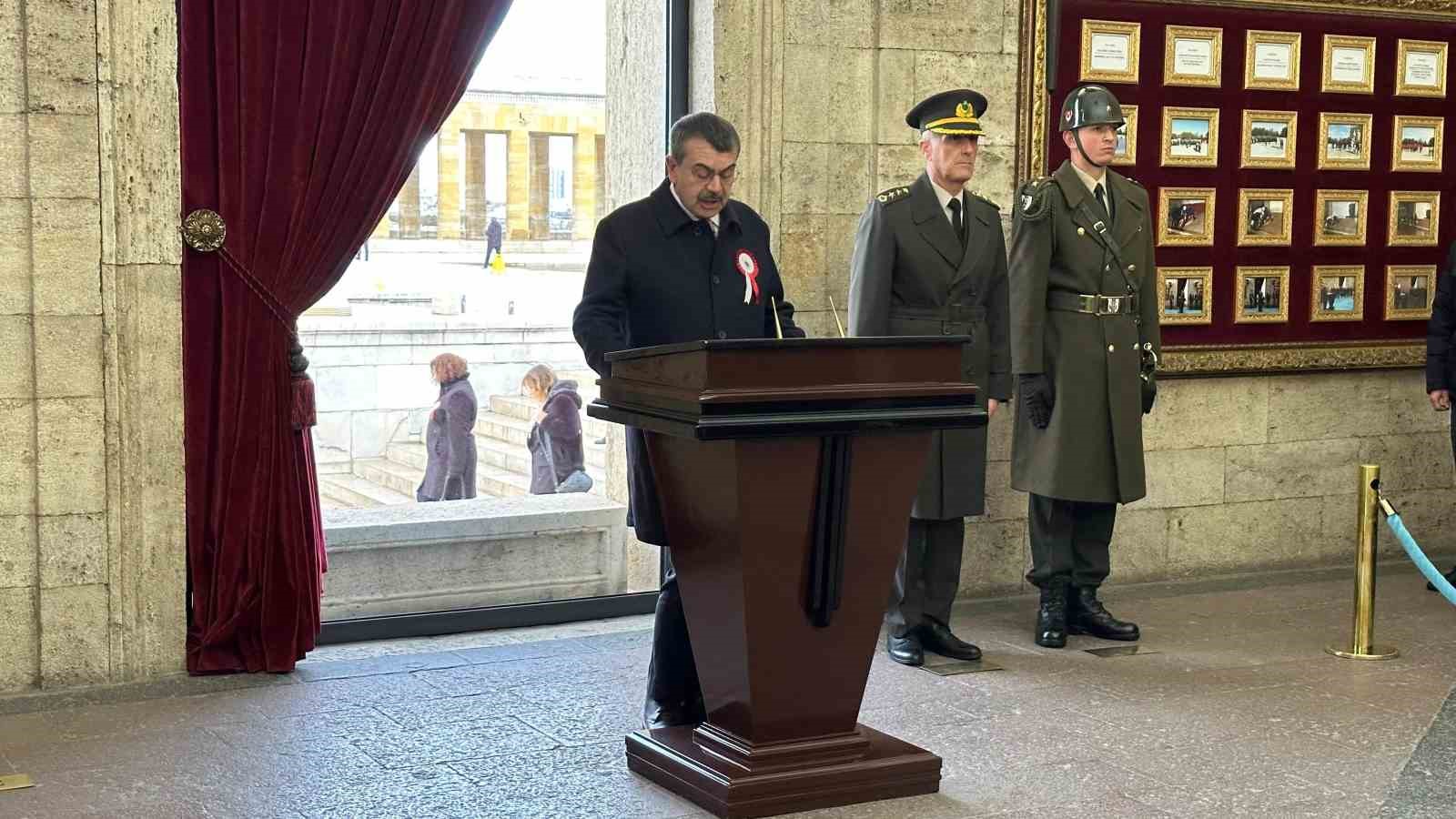 Bakan Tekin, 81 ilden gelen öğretmenlerle Anıtkabir’i ziyaret etti
