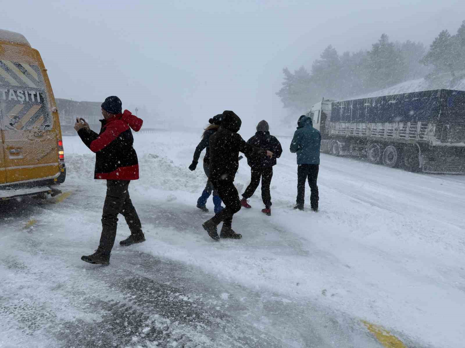 1650 rakımlı Çamlıbel Geçidi’nde kar ve tipi etkili oldu
