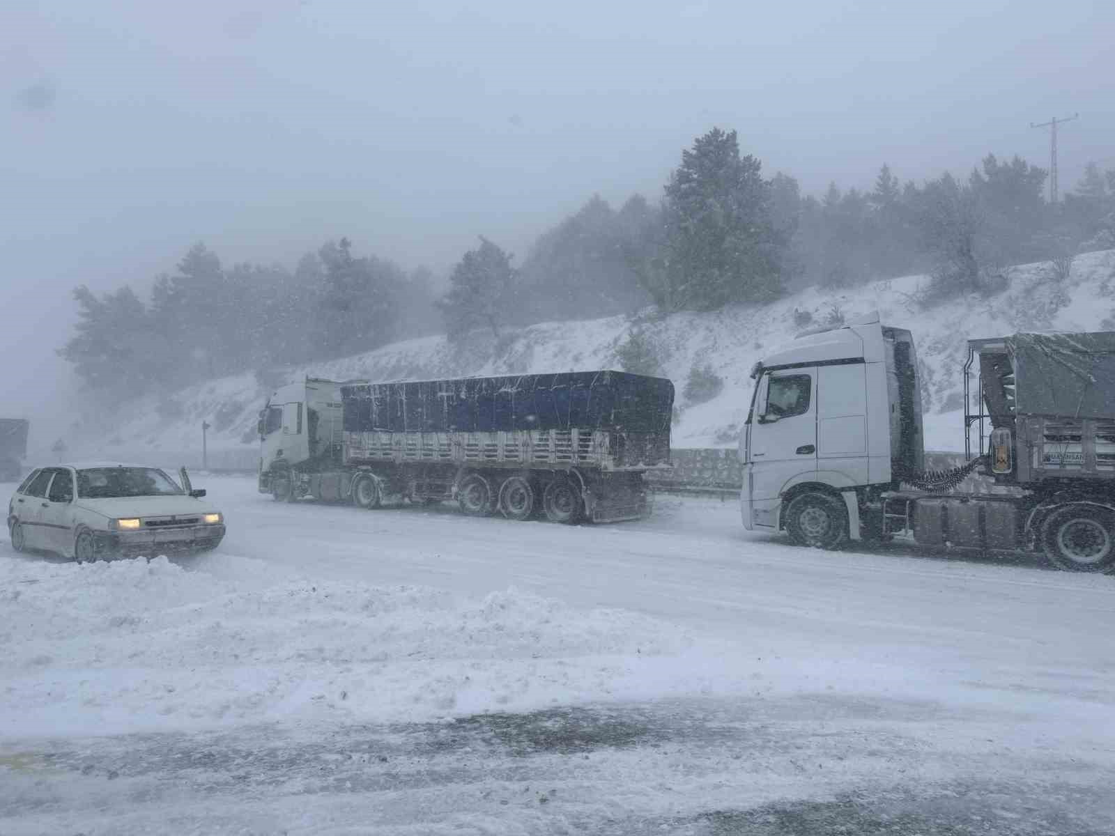 1650 rakımlı Çamlıbel Geçidi’nde kar ve tipi etkili oldu
