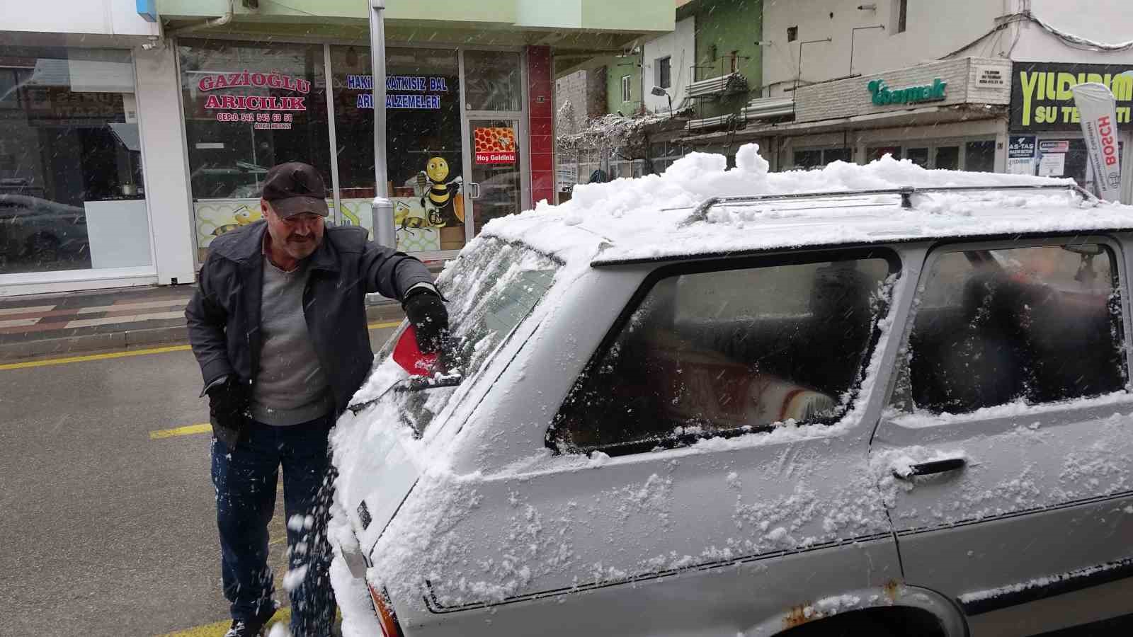 Yozgat’ta yılın ilk kar yağışı kenti beyaza bürüdü
