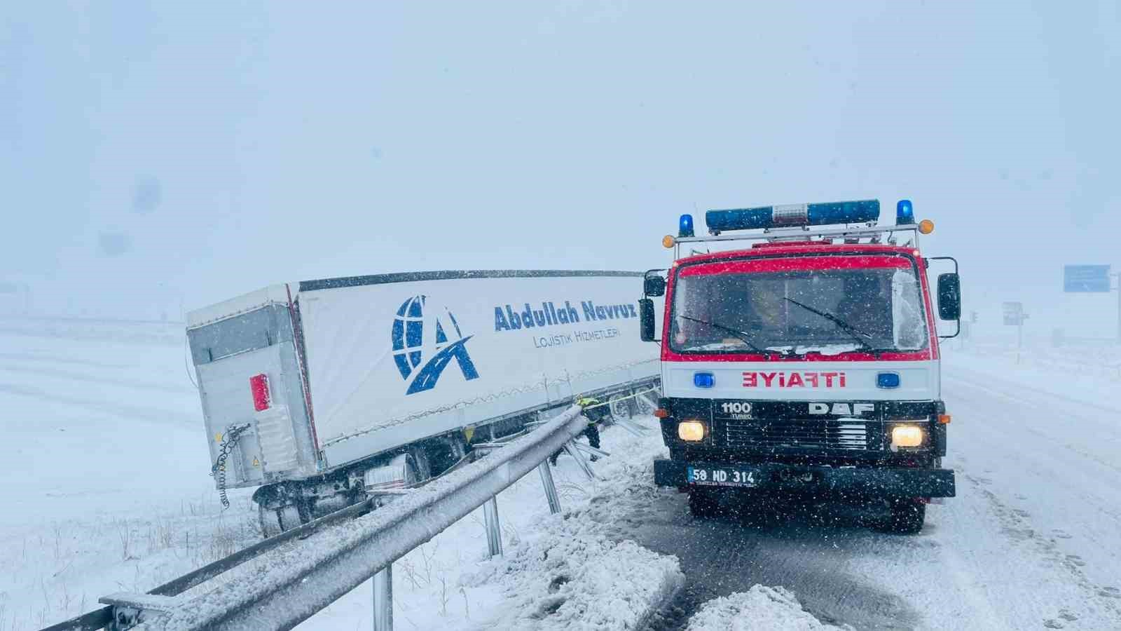 Sivas’ta kar ve kuvvetli fırtına kazayı da beraberinde getirdi: 1 yaralı
