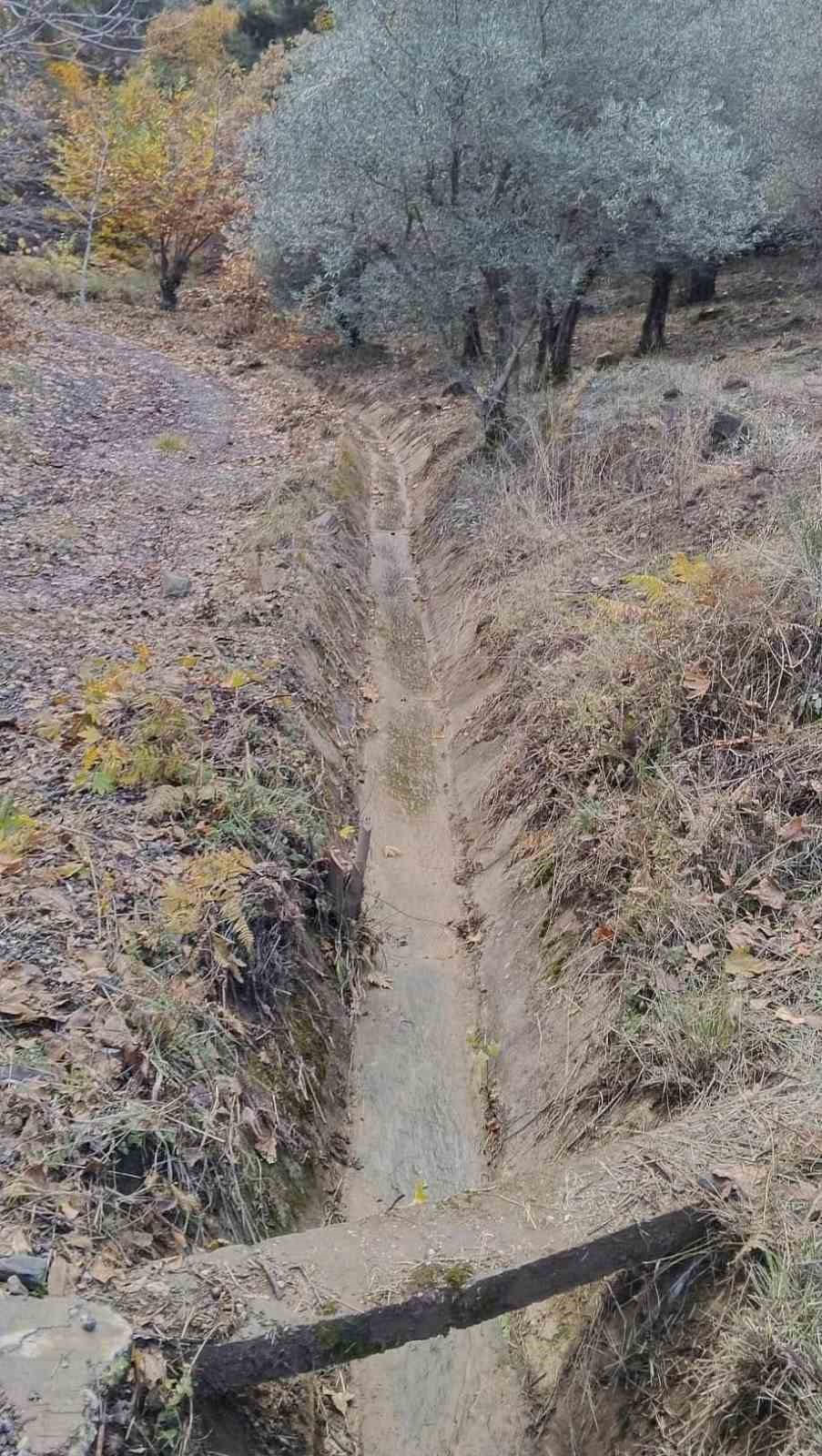 Karacasu’da göletleri besleyen kanallar temizlendi
