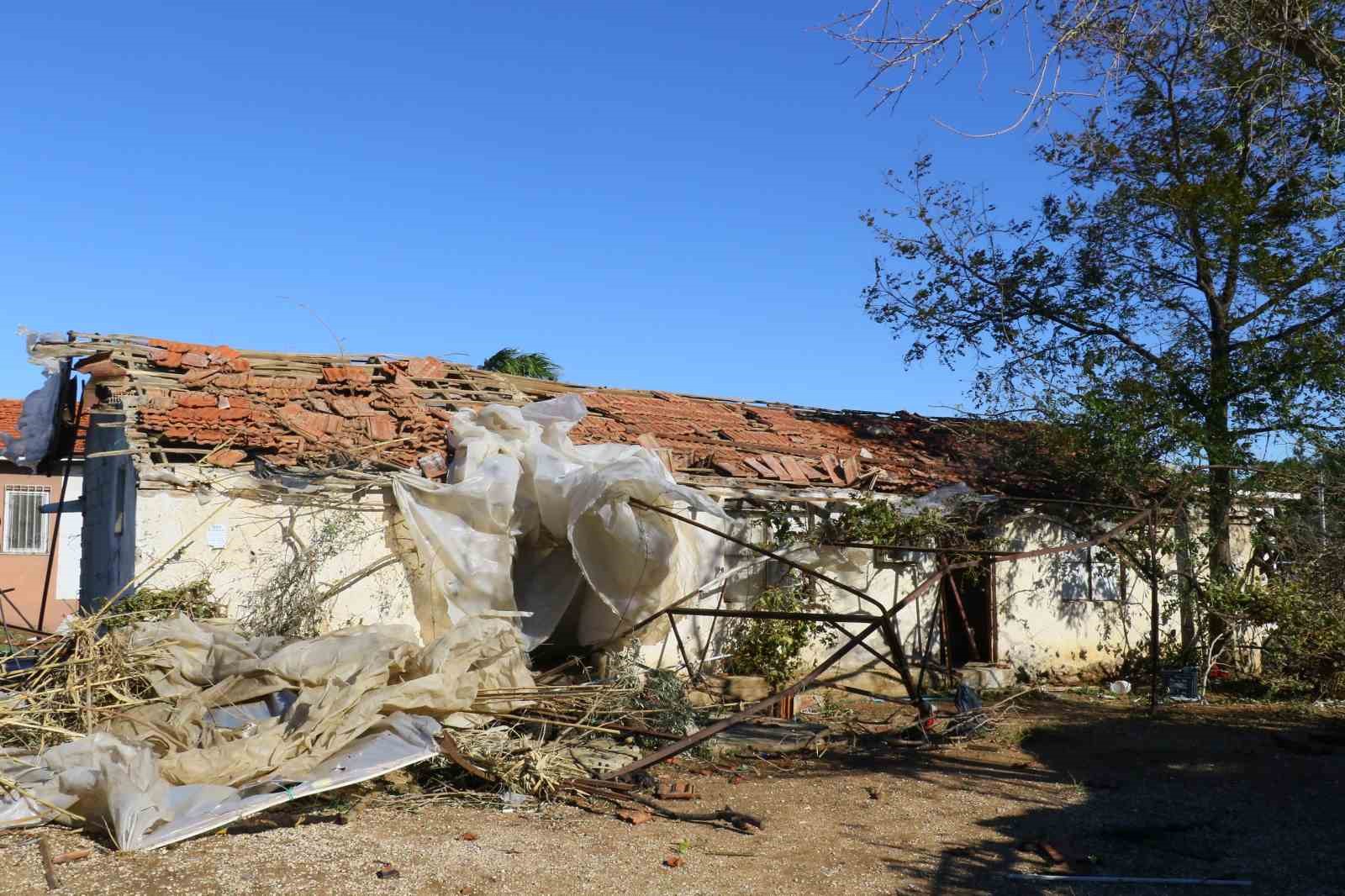 Hortumun verdiği zarar gün ağarınca ortaya çıktı
